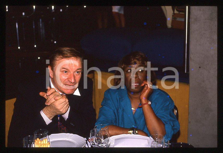 Sarah VAUGHAN Pier Quinto CARIAGGI - DALMINE 1985 ca *35 mm vintage slide (3) Diapositiva d'epoca, in formato 35 mm.Si tratta della serata di Sarah Vaughan al Bobadilla Feeling Club di Dalmine (BG).Per i diritti rivolgersi a ICharta.E' severamente vietata la riproduzione. Tutti i diritti sono riservati.ICharta mette in vendita, sul negozio eBay e in esclusiva sul sito "icharta" il proprio archivio composto da numerose diapositive e negativi fotografici d'epoca, tutti originali e autentici, che attraversano la storia del costume tra la fine degli anni Sessanta e Novanta.Si tratta di uno sguardo inedito sull'attualità, la politica, la vita quotidiana, il gossip e la cultura, che fotografa il cambiamento della nazione in quest'ultimo scorcio del XX secolo. Un'occasione unica per il mercato del collezionismo, che vede finalmente disponibile un archivio eccezionale per vastità, tematiche e condizioni, in un settore (il negativo fotografico e la diapositiva) di assoluta novità e dalle interessanti prospettive di investimento.  GOOD/buono   originale e autentica 1