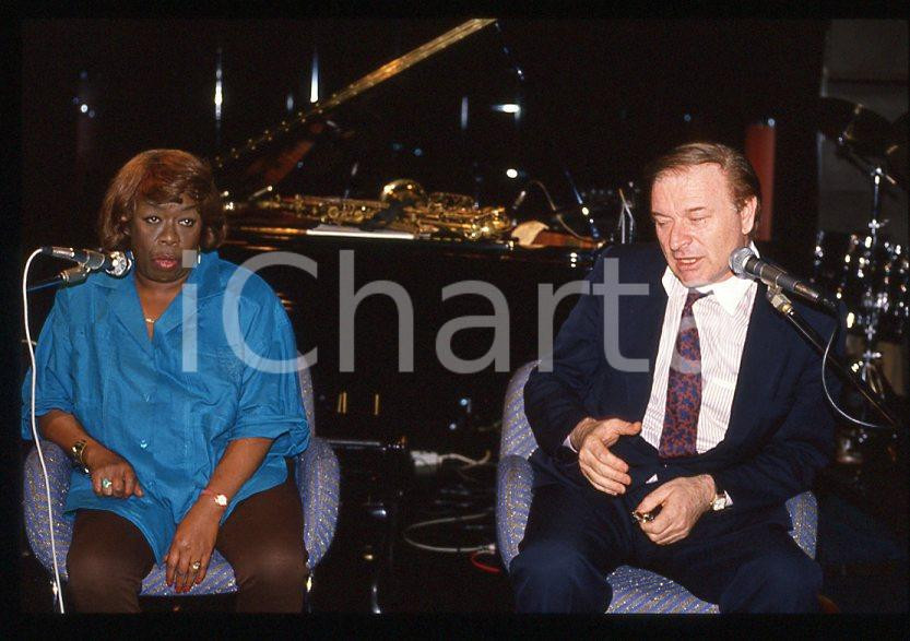 Sarah VAUGHAN Pier Quinto CARIAGGI - DALMINE 1985 ca *35 mm vintage slide (5) Diapositiva d'epoca, in formato 35 mm.Si tratta della serata di Sarah Vaughan al Bobadilla Feeling Club di Dalmine (BG).Per i diritti rivolgersi a ICharta.E' severamente vietata la riproduzione. Tutti i diritti sono riservati.ICharta mette in vendita, sul negozio eBay e in esclusiva sul sito "icharta" il proprio archivio composto da numerose diapositive e negativi fotografici d'epoca, tutti originali e autentici, che attraversano la storia del costume tra la fine degli anni Sessanta e Novanta.Si tratta di uno sguardo inedito sull'attualità, la politica, la vita quotidiana, il gossip e la cultura, che fotografa il cambiamento della nazione in quest'ultimo scorcio del XX secolo. Un'occasione unica per il mercato del collezionismo, che vede finalmente disponibile un archivio eccezionale per vastità, tematiche e condizioni, in un settore (il negativo fotografico e la diapositiva) di assoluta novità e dalle interessanti prospettive di investimento.  GOOD/buono   originale e autentica 1