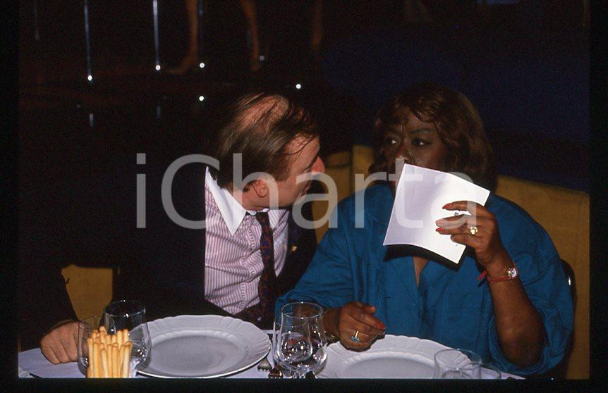 Sarah VAUGHAN Pier Quinto CARIAGGI - DALMINE 1985 ca *35 mm vintage slide (6) Diapositiva d'epoca, in formato 35 mm.Si tratta della serata di Sarah Vaughan al Bobadilla Feeling Club di Dalmine (BG).Per i diritti rivolgersi a ICharta.E' severamente vietata la riproduzione. Tutti i diritti sono riservati.ICharta mette in vendita, sul negozio eBay e in esclusiva sul sito "icharta" il proprio archivio composto da numerose diapositive e negativi fotografici d'epoca, tutti originali e autentici, che attraversano la storia del costume tra la fine degli anni Sessanta e Novanta.Si tratta di uno sguardo inedito sull'attualità, la politica, la vita quotidiana, il gossip e la cultura, che fotografa il cambiamento della nazione in quest'ultimo scorcio del XX secolo. Un'occasione unica per il mercato del collezionismo, che vede finalmente disponibile un archivio eccezionale per vastità, tematiche e condizioni, in un settore (il negativo fotografico e la diapositiva) di assoluta novità e dalle interessanti prospettive di investimento.  GOOD/buono   originale e autentica 1