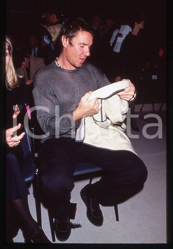 Simon LE BON - DURAN DURAN singer - 1985 ca *35 mm vintage slide (2) Diapositiva d'epoca, in formato 35 mm.Per i diritti rivolgersi a ICharta.E' severamente vietata la riproduzione. Tutti i diritti sono riservati.ICharta mette in vendita, sul negozio eBay e in esclusiva sul sito "icharta" il proprio archivio composto da numerose diapositive e negativi fotografici d'epoca, tutti originali e autentici, che attraversano la storia del costume tra la fine degli anni Sessanta e Novanta.Si tratta di uno sguardo inedito sull'attualità, la politica, la vita quotidiana, il gossip e la cultura, che fotografa il cambiamento della nazione in quest'ultimo scorcio del XX secolo. Un'occasione unica per il mercato del collezionismo, che vede finalmente disponibile un archivio eccezionale per vastità, tematiche e condizioni, in un settore (il negativo fotografico e la diapositiva) di assoluta novità e dalle interessanti prospettive di investimento.  GOOD/buono   originale e autentica 1