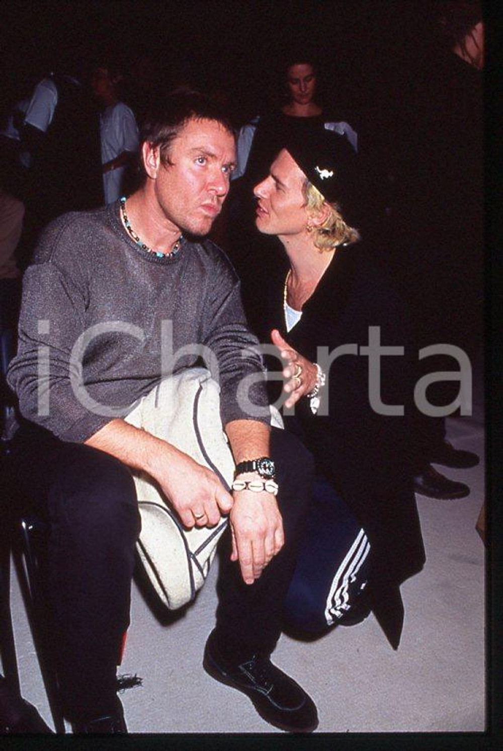 Simon LE BON - DURAN DURAN singer - 1985 ca *35 mm vintage slide (3) Diapositiva d'epoca, in formato 35 mm.Per i diritti rivolgersi a ICharta.E' severamente vietata la riproduzione. Tutti i diritti sono riservati.ICharta mette in vendita, sul negozio eBay e in esclusiva sul sito "icharta" il proprio archivio composto da numerose diapositive e negativi fotografici d'epoca, tutti originali e autentici, che attraversano la storia del costume tra la fine degli anni Sessanta e Novanta.Si tratta di uno sguardo inedito sull'attualità, la politica, la vita quotidiana, il gossip e la cultura, che fotografa il cambiamento della nazione in quest'ultimo scorcio del XX secolo. Un'occasione unica per il mercato del collezionismo, che vede finalmente disponibile un archivio eccezionale per vastità, tematiche e condizioni, in un settore (il negativo fotografico e la diapositiva) di assoluta novità e dalle interessanti prospettive di investimento.  GOOD/buono   originale e autentica 1