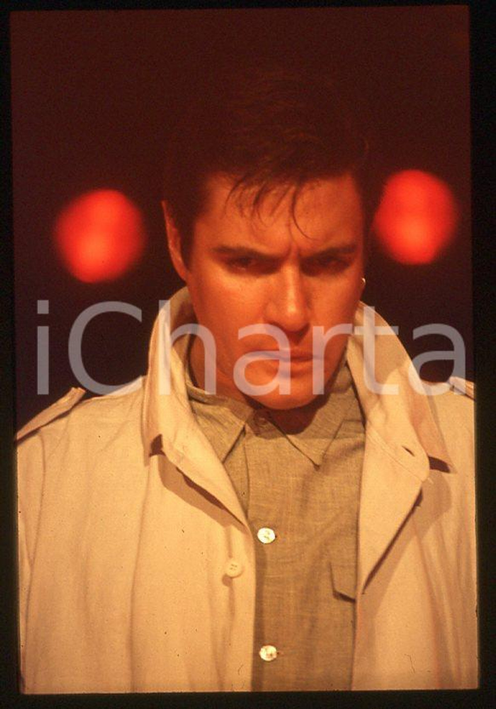 Simon LE BON - DURAN DURAN singer - 1985 ca *35 mm vintage slide (7) Diapositiva d'epoca, in formato 35 mm.Per i diritti rivolgersi a ICharta.E' severamente vietata la riproduzione. Tutti i diritti sono riservati.ICharta mette in vendita, sul negozio eBay e in esclusiva sul sito "icharta" il proprio archivio composto da numerose diapositive e negativi fotografici d'epoca, tutti originali e autentici, che attraversano la storia del costume tra la fine degli anni Sessanta e Novanta.Si tratta di uno sguardo inedito sull'attualità, la politica, la vita quotidiana, il gossip e la cultura, che fotografa il cambiamento della nazione in quest'ultimo scorcio del XX secolo. Un'occasione unica per il mercato del collezionismo, che vede finalmente disponibile un archivio eccezionale per vastità, tematiche e condizioni, in un settore (il negativo fotografico e la diapositiva) di assoluta novità e dalle interessanti prospettive di investimento.  GOOD/buono   originale e autentica 1