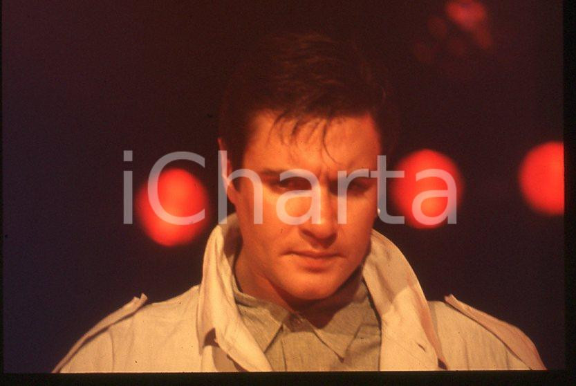 Simon LE BON - DURAN DURAN singer - 1985 ca *35 mm vintage slide (6) Diapositiva d'epoca, in formato 35 mm.Per i diritti rivolgersi a ICharta.E' severamente vietata la riproduzione. Tutti i diritti sono riservati.ICharta mette in vendita, sul negozio eBay e in esclusiva sul sito "icharta" il proprio archivio composto da numerose diapositive e negativi fotografici d'epoca, tutti originali e autentici, che attraversano la storia del costume tra la fine degli anni Sessanta e Novanta.Si tratta di uno sguardo inedito sull'attualità, la politica, la vita quotidiana, il gossip e la cultura, che fotografa il cambiamento della nazione in quest'ultimo scorcio del XX secolo. Un'occasione unica per il mercato del collezionismo, che vede finalmente disponibile un archivio eccezionale per vastità, tematiche e condizioni, in un settore (il negativo fotografico e la diapositiva) di assoluta novità e dalle interessanti prospettive di investimento.  GOOD/buono   originale e autentica 1