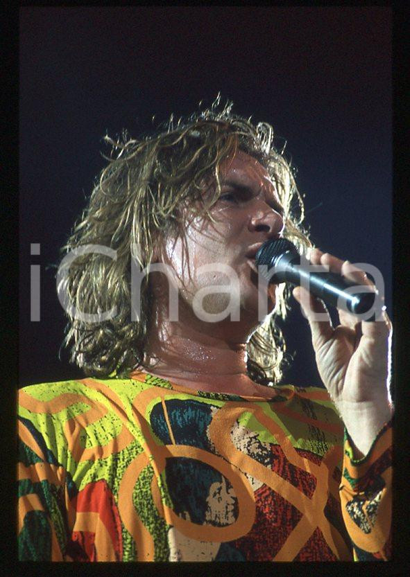 Simon LE BON - DURAN DURAN singer - 1985 ca *35 mm vintage slide (8) Diapositiva d'epoca, in formato 35 mm.Per i diritti rivolgersi a ICharta.E' severamente vietata la riproduzione. Tutti i diritti sono riservati.ICharta mette in vendita, sul negozio eBay e in esclusiva sul sito "icharta" il proprio archivio composto da numerose diapositive e negativi fotografici d'epoca, tutti originali e autentici, che attraversano la storia del costume tra la fine degli anni Sessanta e Novanta.Si tratta di uno sguardo inedito sull'attualità, la politica, la vita quotidiana, il gossip e la cultura, che fotografa il cambiamento della nazione in quest'ultimo scorcio del XX secolo. Un'occasione unica per il mercato del collezionismo, che vede finalmente disponibile un archivio eccezionale per vastità, tematiche e condizioni, in un settore (il negativo fotografico e la diapositiva) di assoluta novità e dalle interessanti prospettive di investimento.  GOOD/buono   originale e autentica 1