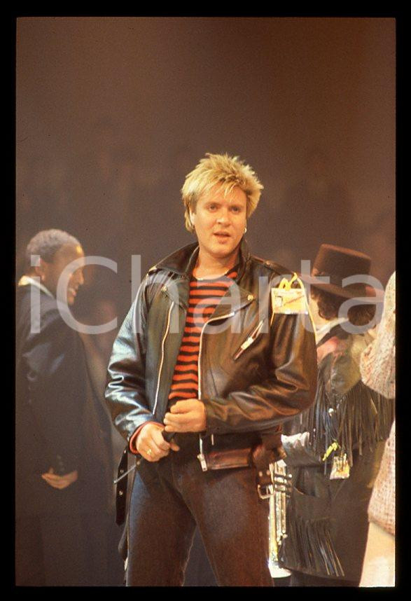 Simon LE BON - DURAN DURAN singer - 1985 ca *35 mm vintage slide (9) Diapositiva d'epoca, in formato 35 mm.Per i diritti rivolgersi a ICharta.E' severamente vietata la riproduzione. Tutti i diritti sono riservati.ICharta mette in vendita, sul negozio eBay e in esclusiva sul sito "icharta" il proprio archivio composto da numerose diapositive e negativi fotografici d'epoca, tutti originali e autentici, che attraversano la storia del costume tra la fine degli anni Sessanta e Novanta.Si tratta di uno sguardo inedito sull'attualità, la politica, la vita quotidiana, il gossip e la cultura, che fotografa il cambiamento della nazione in quest'ultimo scorcio del XX secolo. Un'occasione unica per il mercato del collezionismo, che vede finalmente disponibile un archivio eccezionale per vastità, tematiche e condizioni, in un settore (il negativo fotografico e la diapositiva) di assoluta novità e dalle interessanti prospettive di investimento.  GOOD/buono   originale e autentica 1