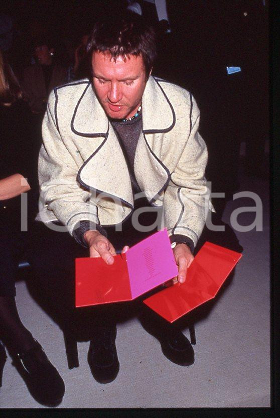 Simon LE BON - DURAN DURAN singer - 1985 ca *35 mm vintage slide 2 Diapositiva d'epoca, in formato 35 mm.Per i diritti rivolgersi a ICharta.E' severamente vietata la riproduzione. Tutti i diritti sono riservati.ICharta mette in vendita, sul negozio eBay e in esclusiva sul sito "icharta" il proprio archivio composto da numerose diapositive e negativi fotografici d'epoca, tutti originali e autentici, che attraversano la storia del costume tra la fine degli anni Sessanta e Novanta.Si tratta di uno sguardo inedito sull'attualità, la politica, la vita quotidiana, il gossip e la cultura, che fotografa il cambiamento della nazione in quest'ultimo scorcio del XX secolo. Un'occasione unica per il mercato del collezionismo, che vede finalmente disponibile un archivio eccezionale per vastità, tematiche e condizioni, in un settore (il negativo fotografico e la diapositiva) di assoluta novità e dalle interessanti prospettive di investimento.  GOOD/buono   originale e autentica 1