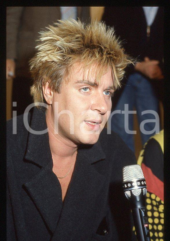 Simon LE BON - DURAN DURAN singer - 1985 ca *35 mm vintage slide (11) Diapositiva d'epoca, in formato 35 mm.Per i diritti rivolgersi a ICharta.E' severamente vietata la riproduzione. Tutti i diritti sono riservati.ICharta mette in vendita, sul negozio eBay e in esclusiva sul sito "icharta" il proprio archivio composto da numerose diapositive e negativi fotografici d'epoca, tutti originali e autentici, che attraversano la storia del costume tra la fine degli anni Sessanta e Novanta.Si tratta di uno sguardo inedito sull'attualità, la politica, la vita quotidiana, il gossip e la cultura, che fotografa il cambiamento della nazione in quest'ultimo scorcio del XX secolo. Un'occasione unica per il mercato del collezionismo, che vede finalmente disponibile un archivio eccezionale per vastità, tematiche e condizioni, in un settore (il negativo fotografico e la diapositiva) di assoluta novità e dalle interessanti prospettive di investimento.  GOOD/buono   originale e autentica 1