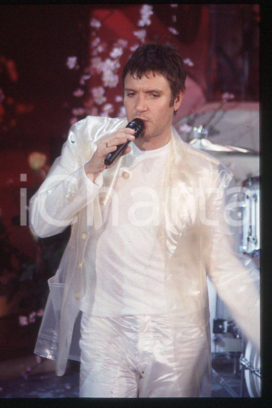 Simon LE BON on stage - DURAN DURAN - 1990 ca *35 mm vintage slide (1) Diapositiva d'epoca, in formato 35 mm.Per i diritti rivolgersi a ICharta.E' severamente vietata la riproduzione. Tutti i diritti sono riservati.ICharta mette in vendita, sul negozio eBay e in esclusiva sul sito "icharta" il proprio archivio composto da numerose diapositive e negativi fotografici d'epoca, tutti originali e autentici, che attraversano la storia del costume tra la fine degli anni Sessanta e Novanta.Si tratta di uno sguardo inedito sull'attualità, la politica, la vita quotidiana, il gossip e la cultura, che fotografa il cambiamento della nazione in quest'ultimo scorcio del XX secolo. Un'occasione unica per il mercato del collezionismo, che vede finalmente disponibile un archivio eccezionale per vastità, tematiche e condizioni, in un settore (il negativo fotografico e la diapositiva) di assoluta novità e dalle interessanti prospettive di investimento.  GOOD/buono   originale e autentica 1