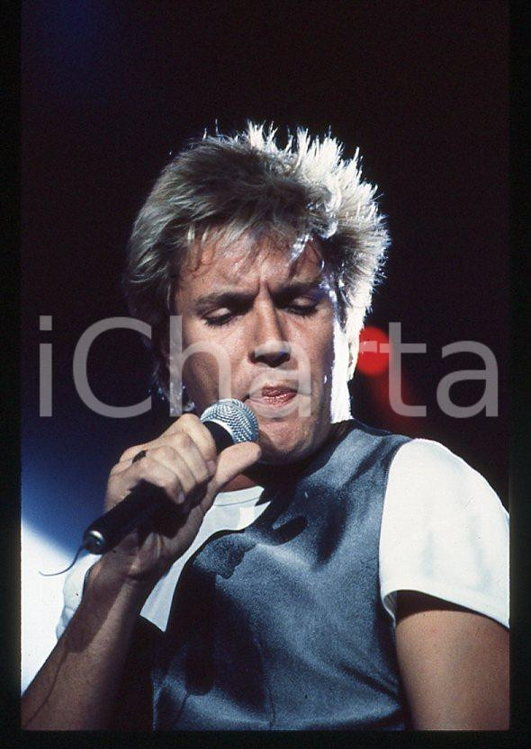 Simon LE BON on stage - DURAN DURAN - 1985 ca *35 mm vintage slide (3) Diapositiva d'epoca, in formato 35 mm.Per i diritti rivolgersi a ICharta.E' severamente vietata la riproduzione. Tutti i diritti sono riservati.ICharta mette in vendita, sul negozio eBay e in esclusiva sul sito "icharta" il proprio archivio composto da numerose diapositive e negativi fotografici d'epoca, tutti originali e autentici, che attraversano la storia del costume tra la fine degli anni Sessanta e Novanta.Si tratta di uno sguardo inedito sull'attualità, la politica, la vita quotidiana, il gossip e la cultura, che fotografa il cambiamento della nazione in quest'ultimo scorcio del XX secolo. Un'occasione unica per il mercato del collezionismo, che vede finalmente disponibile un archivio eccezionale per vastità, tematiche e condizioni, in un settore (il negativo fotografico e la diapositiva) di assoluta novità e dalle interessanti prospettive di investimento.  GOOD/buono   originale e autentica 1