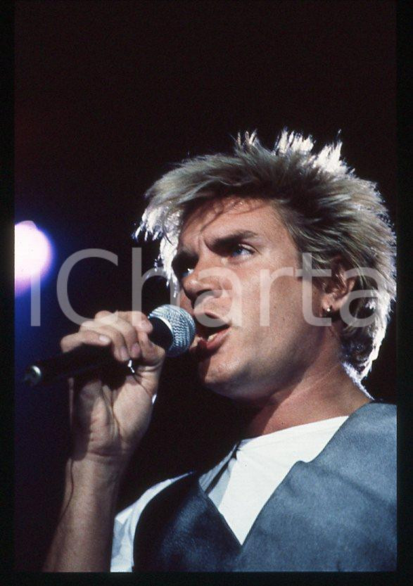 Simon LE BON on stage - DURAN DURAN - 1985 ca *35 mm vintage slide (2) Diapositiva d'epoca, in formato 35 mm.Per i diritti rivolgersi a ICharta.E' severamente vietata la riproduzione. Tutti i diritti sono riservati.ICharta mette in vendita, sul negozio eBay e in esclusiva sul sito "icharta" il proprio archivio composto da numerose diapositive e negativi fotografici d'epoca, tutti originali e autentici, che attraversano la storia del costume tra la fine degli anni Sessanta e Novanta.Si tratta di uno sguardo inedito sull'attualità, la politica, la vita quotidiana, il gossip e la cultura, che fotografa il cambiamento della nazione in quest'ultimo scorcio del XX secolo. Un'occasione unica per il mercato del collezionismo, che vede finalmente disponibile un archivio eccezionale per vastità, tematiche e condizioni, in un settore (il negativo fotografico e la diapositiva) di assoluta novità e dalle interessanti prospettive di investimento.  GOOD/buono   originale e autentica 1