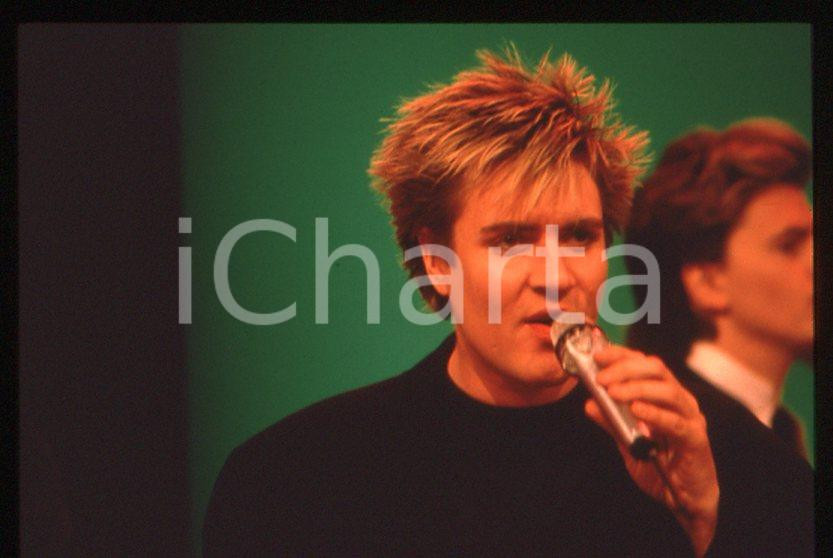 Simon LE BON on stage - DURAN DURAN - 1985 ca *35 mm vintage slide (1) Diapositiva d'epoca, in formato 35 mm.Per i diritti rivolgersi a ICharta.E' severamente vietata la riproduzione. Tutti i diritti sono riservati.ICharta mette in vendita, sul negozio eBay e in esclusiva sul sito "icharta" il proprio archivio composto da numerose diapositive e negativi fotografici d'epoca, tutti originali e autentici, che attraversano la storia del costume tra la fine degli anni Sessanta e Novanta.Si tratta di uno sguardo inedito sull'attualità, la politica, la vita quotidiana, il gossip e la cultura, che fotografa il cambiamento della nazione in quest'ultimo scorcio del XX secolo. Un'occasione unica per il mercato del collezionismo, che vede finalmente disponibile un archivio eccezionale per vastità, tematiche e condizioni, in un settore (il negativo fotografico e la diapositiva) di assoluta novità e dalle interessanti prospettive di investimento.  GOOD/buono   originale e autentica 1