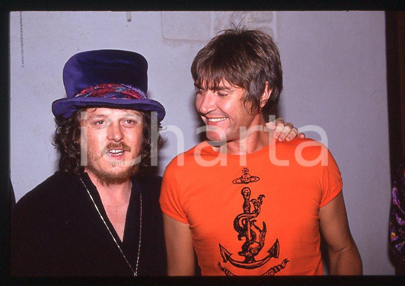 Simon LE BON - ZUCCHERO Fornaciari - FESTIVALBAR 1993 *35 mm vintage slide Diapositiva d'epoca, in formato 35 mm.Per i diritti rivolgersi a ICharta.E' severamente vietata la riproduzione. Tutti i diritti sono riservati.ICharta mette in vendita, sul negozio eBay e in esclusiva sul sito "icharta" il proprio archivio composto da numerose diapositive e negativi fotografici d'epoca, tutti originali e autentici, che attraversano la storia del costume tra la fine degli anni Sessanta e Novanta.Si tratta di uno sguardo inedito sull'attualità, la politica, la vita quotidiana, il gossip e la cultura, che fotografa il cambiamento della nazione in quest'ultimo scorcio del XX secolo. Un'occasione unica per il mercato del collezionismo, che vede finalmente disponibile un archivio eccezionale per vastità, tematiche e condizioni, in un settore (il negativo fotografico e la diapositiva) di assoluta novità e dalle interessanti prospettive di investimento.  GOOD/buono   originale e autentica 1