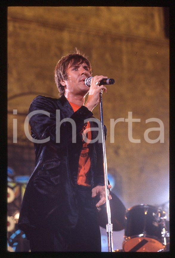 Simon LE BON - DURAN DURAN - ITALY FESTIVALBAR 1993 *35 mm vintage slide (1) Diapositiva d'epoca, in formato 35 mm.Per i diritti rivolgersi a ICharta.E' severamente vietata la riproduzione. Tutti i diritti sono riservati.ICharta mette in vendita, sul negozio eBay e in esclusiva sul sito "icharta" il proprio archivio composto da numerose diapositive e negativi fotografici d'epoca, tutti originali e autentici, che attraversano la storia del costume tra la fine degli anni Sessanta e Novanta.Si tratta di uno sguardo inedito sull'attualità, la politica, la vita quotidiana, il gossip e la cultura, che fotografa il cambiamento della nazione in quest'ultimo scorcio del XX secolo. Un'occasione unica per il mercato del collezionismo, che vede finalmente disponibile un archivio eccezionale per vastità, tematiche e condizioni, in un settore (il negativo fotografico e la diapositiva) di assoluta novità e dalle interessanti prospettive di investimento.  GOOD/buono   originale e autentica 1
