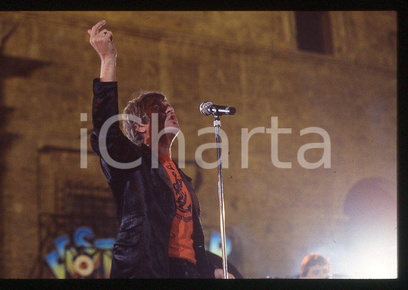 Simon LE BON - DURAN DURAN - ITALY FESTIVALBAR 1993 *35 mm vintage slide (2) Diapositiva d'epoca, in formato 35 mm.Per i diritti rivolgersi a ICharta.E' severamente vietata la riproduzione. Tutti i diritti sono riservati.ICharta mette in vendita, sul negozio eBay e in esclusiva sul sito "icharta" il proprio archivio composto da numerose diapositive e negativi fotografici d'epoca, tutti originali e autentici, che attraversano la storia del costume tra la fine degli anni Sessanta e Novanta.Si tratta di uno sguardo inedito sull'attualità, la politica, la vita quotidiana, il gossip e la cultura, che fotografa il cambiamento della nazione in quest'ultimo scorcio del XX secolo. Un'occasione unica per il mercato del collezionismo, che vede finalmente disponibile un archivio eccezionale per vastità, tematiche e condizioni, in un settore (il negativo fotografico e la diapositiva) di assoluta novità e dalle interessanti prospettive di investimento.  GOOD/buono   originale e autentica 1