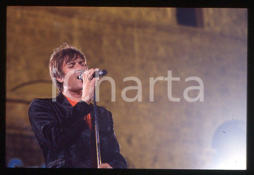 Simon LE BON - DURAN DURAN - ITALY FESTIVALBAR 1993 *35 mm vintage slide (4) Diapositiva d'epoca, in formato 35 mm.Per i diritti rivolgersi a ICharta.E' severamente vietata la riproduzione. Tutti i diritti sono riservati.ICharta mette in vendita, sul negozio eBay e in esclusiva sul sito "icharta" il proprio archivio composto da numerose diapositive e negativi fotografici d'epoca, tutti originali e autentici, che attraversano la storia del costume tra la fine degli anni Sessanta e Novanta.Si tratta di uno sguardo inedito sull'attualità, la politica, la vita quotidiana, il gossip e la cultura, che fotografa il cambiamento della nazione in quest'ultimo scorcio del XX secolo. Un'occasione unica per il mercato del collezionismo, che vede finalmente disponibile un archivio eccezionale per vastità, tematiche e condizioni, in un settore (il negativo fotografico e la diapositiva) di assoluta novità e dalle interessanti prospettive di investimento.  GOOD/buono   originale e autentica 1