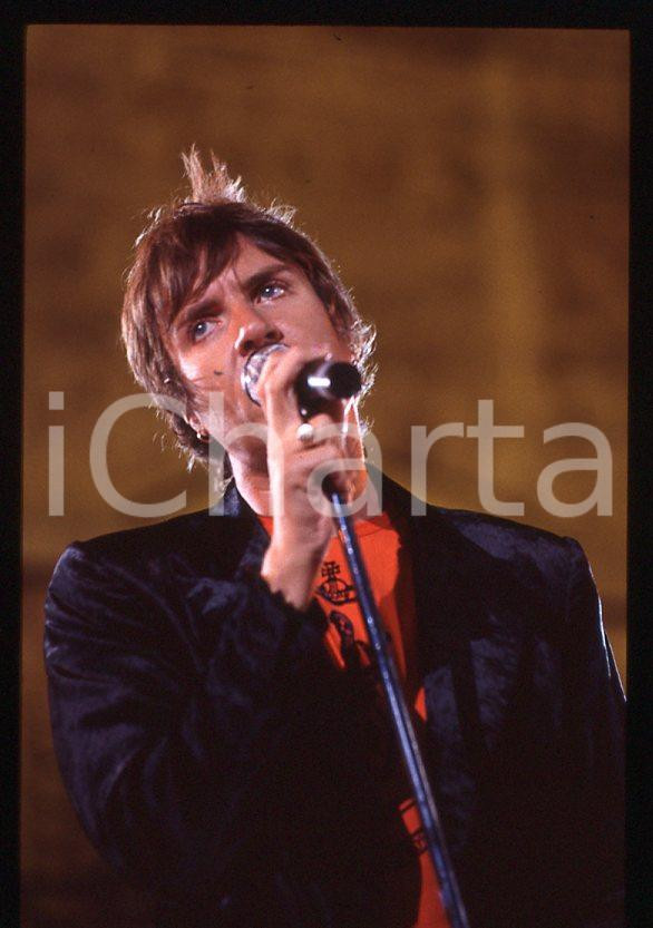 Simon LE BON - DURAN DURAN - ITALY FESTIVALBAR 1993 *35 mm vintage slide (3) Diapositiva d'epoca, in formato 35 mm.Per i diritti rivolgersi a ICharta.E' severamente vietata la riproduzione. Tutti i diritti sono riservati.ICharta mette in vendita, sul negozio eBay e in esclusiva sul sito "icharta" il proprio archivio composto da numerose diapositive e negativi fotografici d'epoca, tutti originali e autentici, che attraversano la storia del costume tra la fine degli anni Sessanta e Novanta.Si tratta di uno sguardo inedito sull'attualità, la politica, la vita quotidiana, il gossip e la cultura, che fotografa il cambiamento della nazione in quest'ultimo scorcio del XX secolo. Un'occasione unica per il mercato del collezionismo, che vede finalmente disponibile un archivio eccezionale per vastità, tematiche e condizioni, in un settore (il negativo fotografico e la diapositiva) di assoluta novità e dalle interessanti prospettive di investimento.  GOOD/buono   originale e autentica 1