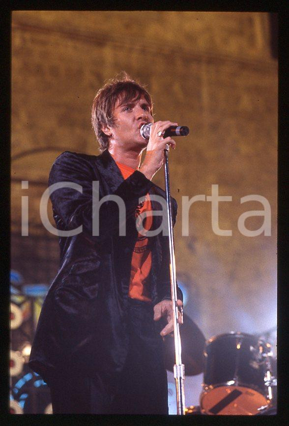 Simon LE BON - DURAN DURAN - ITALY FESTIVALBAR 1993 *35 mm vintage slide (7) Diapositiva d'epoca, in formato 35 mm.Per i diritti rivolgersi a ICharta.E' severamente vietata la riproduzione. Tutti i diritti sono riservati.ICharta mette in vendita, sul negozio eBay e in esclusiva sul sito "icharta" il proprio archivio composto da numerose diapositive e negativi fotografici d'epoca, tutti originali e autentici, che attraversano la storia del costume tra la fine degli anni Sessanta e Novanta.Si tratta di uno sguardo inedito sull'attualità, la politica, la vita quotidiana, il gossip e la cultura, che fotografa il cambiamento della nazione in quest'ultimo scorcio del XX secolo. Un'occasione unica per il mercato del collezionismo, che vede finalmente disponibile un archivio eccezionale per vastità, tematiche e condizioni, in un settore (il negativo fotografico e la diapositiva) di assoluta novità e dalle interessanti prospettive di investimento.  GOOD/buono   originale e autentica 1