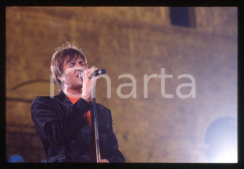 Simon LE BON - DURAN DURAN - ITALY FESTIVALBAR 1993 *35 mm vintage slide (6) Diapositiva d'epoca, in formato 35 mm.Per i diritti rivolgersi a ICharta.E' severamente vietata la riproduzione. Tutti i diritti sono riservati.ICharta mette in vendita, sul negozio eBay e in esclusiva sul sito "icharta" il proprio archivio composto da numerose diapositive e negativi fotografici d'epoca, tutti originali e autentici, che attraversano la storia del costume tra la fine degli anni Sessanta e Novanta.Si tratta di uno sguardo inedito sull'attualità, la politica, la vita quotidiana, il gossip e la cultura, che fotografa il cambiamento della nazione in quest'ultimo scorcio del XX secolo. Un'occasione unica per il mercato del collezionismo, che vede finalmente disponibile un archivio eccezionale per vastità, tematiche e condizioni, in un settore (il negativo fotografico e la diapositiva) di assoluta novità e dalle interessanti prospettive di investimento.  GOOD/buono   originale e autentica 1