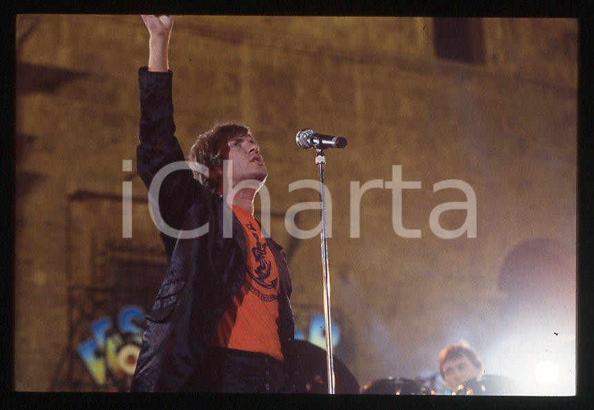 Simon LE BON - DURAN DURAN - ITALY FESTIVALBAR 1993 *35 mm vintage slide (5) Diapositiva d'epoca, in formato 35 mm.Per i diritti rivolgersi a ICharta.E' severamente vietata la riproduzione. Tutti i diritti sono riservati.ICharta mette in vendita, sul negozio eBay e in esclusiva sul sito "icharta" il proprio archivio composto da numerose diapositive e negativi fotografici d'epoca, tutti originali e autentici, che attraversano la storia del costume tra la fine degli anni Sessanta e Novanta.Si tratta di uno sguardo inedito sull'attualità, la politica, la vita quotidiana, il gossip e la cultura, che fotografa il cambiamento della nazione in quest'ultimo scorcio del XX secolo. Un'occasione unica per il mercato del collezionismo, che vede finalmente disponibile un archivio eccezionale per vastità, tematiche e condizioni, in un settore (il negativo fotografico e la diapositiva) di assoluta novità e dalle interessanti prospettive di investimento.  GOOD/buono   originale e autentica 1