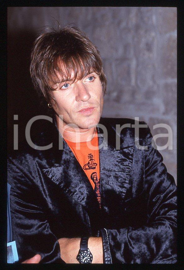 Simon LE BON - DURAN DURAN - ITALY FESTIVALBAR 1993 *35 mm vintage slide (12) Diapositiva d'epoca, in formato 35 mm.Per i diritti rivolgersi a ICharta.E' severamente vietata la riproduzione. Tutti i diritti sono riservati.ICharta mette in vendita, sul negozio eBay e in esclusiva sul sito "icharta" il proprio archivio composto da numerose diapositive e negativi fotografici d'epoca, tutti originali e autentici, che attraversano la storia del costume tra la fine degli anni Sessanta e Novanta.Si tratta di uno sguardo inedito sull'attualità, la politica, la vita quotidiana, il gossip e la cultura, che fotografa il cambiamento della nazione in quest'ultimo scorcio del XX secolo. Un'occasione unica per il mercato del collezionismo, che vede finalmente disponibile un archivio eccezionale per vastità, tematiche e condizioni, in un settore (il negativo fotografico e la diapositiva) di assoluta novità e dalle interessanti prospettive di investimento.  GOOD/buono   originale e autentica 1