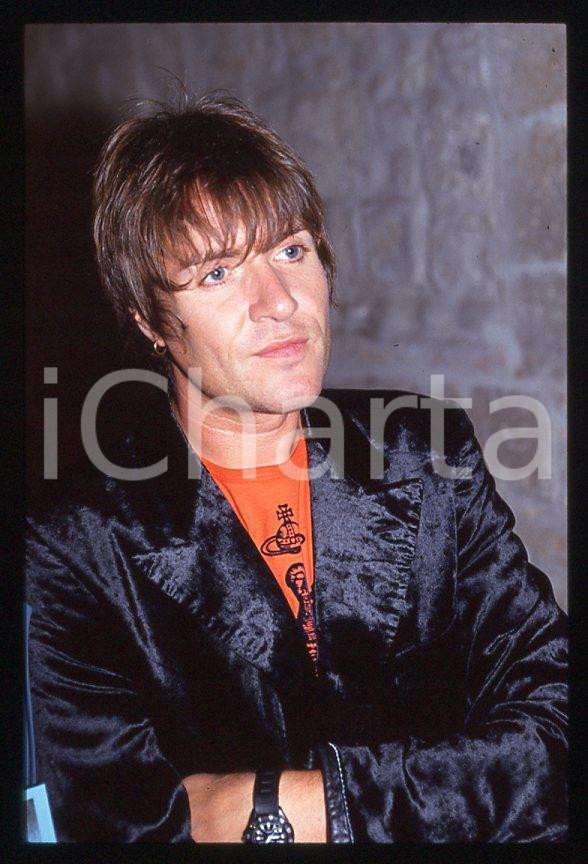 Simon LE BON - DURAN DURAN - ITALY FESTIVALBAR 1993 *35 mm vintage slide (11) Diapositiva d'epoca, in formato 35 mm.Per i diritti rivolgersi a ICharta.E' severamente vietata la riproduzione. Tutti i diritti sono riservati.ICharta mette in vendita, sul negozio eBay e in esclusiva sul sito "icharta" il proprio archivio composto da numerose diapositive e negativi fotografici d'epoca, tutti originali e autentici, che attraversano la storia del costume tra la fine degli anni Sessanta e Novanta.Si tratta di uno sguardo inedito sull'attualità, la politica, la vita quotidiana, il gossip e la cultura, che fotografa il cambiamento della nazione in quest'ultimo scorcio del XX secolo. Un'occasione unica per il mercato del collezionismo, che vede finalmente disponibile un archivio eccezionale per vastità, tematiche e condizioni, in un settore (il negativo fotografico e la diapositiva) di assoluta novità e dalle interessanti prospettive di investimento.  GOOD/buono   originale e autentica 1