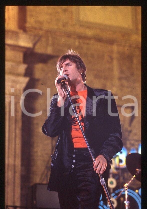 Simon LE BON - DURAN DURAN - ITALY FESTIVALBAR 1993 *35 mm vintage slide (15) Diapositiva d'epoca, in formato 35 mm.Per i diritti rivolgersi a ICharta.E' severamente vietata la riproduzione. Tutti i diritti sono riservati.ICharta mette in vendita, sul negozio eBay e in esclusiva sul sito "icharta" il proprio archivio composto da numerose diapositive e negativi fotografici d'epoca, tutti originali e autentici, che attraversano la storia del costume tra la fine degli anni Sessanta e Novanta.Si tratta di uno sguardo inedito sull'attualità, la politica, la vita quotidiana, il gossip e la cultura, che fotografa il cambiamento della nazione in quest'ultimo scorcio del XX secolo. Un'occasione unica per il mercato del collezionismo, che vede finalmente disponibile un archivio eccezionale per vastità, tematiche e condizioni, in un settore (il negativo fotografico e la diapositiva) di assoluta novità e dalle interessanti prospettive di investimento.  GOOD/buono   originale e autentica 1