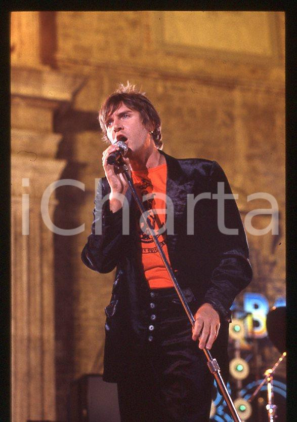 Simon LE BON - DURAN DURAN - ITALY FESTIVALBAR 1993 *35 mm vintage slide (14) Diapositiva d'epoca, in formato 35 mm.Per i diritti rivolgersi a ICharta.E' severamente vietata la riproduzione. Tutti i diritti sono riservati.ICharta mette in vendita, sul negozio eBay e in esclusiva sul sito "icharta" il proprio archivio composto da numerose diapositive e negativi fotografici d'epoca, tutti originali e autentici, che attraversano la storia del costume tra la fine degli anni Sessanta e Novanta.Si tratta di uno sguardo inedito sull'attualità, la politica, la vita quotidiana, il gossip e la cultura, che fotografa il cambiamento della nazione in quest'ultimo scorcio del XX secolo. Un'occasione unica per il mercato del collezionismo, che vede finalmente disponibile un archivio eccezionale per vastità, tematiche e condizioni, in un settore (il negativo fotografico e la diapositiva) di assoluta novità e dalle interessanti prospettive di investimento.  GOOD/buono   originale e autentica 1