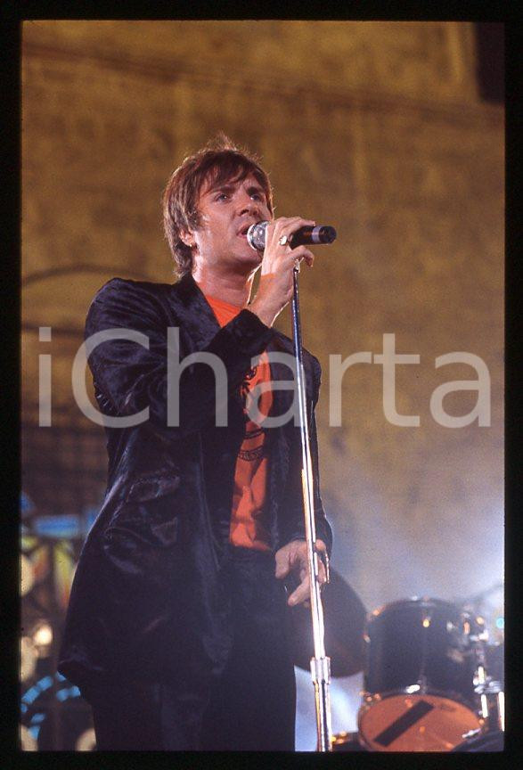 Simon LE BON - DURAN DURAN - ITALY FESTIVALBAR 1993 *35 mm vintage slide (16) Diapositiva d'epoca, in formato 35 mm.Per i diritti rivolgersi a ICharta.E' severamente vietata la riproduzione. Tutti i diritti sono riservati.ICharta mette in vendita, sul negozio eBay e in esclusiva sul sito "icharta" il proprio archivio composto da numerose diapositive e negativi fotografici d'epoca, tutti originali e autentici, che attraversano la storia del costume tra la fine degli anni Sessanta e Novanta.Si tratta di uno sguardo inedito sull'attualità, la politica, la vita quotidiana, il gossip e la cultura, che fotografa il cambiamento della nazione in quest'ultimo scorcio del XX secolo. Un'occasione unica per il mercato del collezionismo, che vede finalmente disponibile un archivio eccezionale per vastità, tematiche e condizioni, in un settore (il negativo fotografico e la diapositiva) di assoluta novità e dalle interessanti prospettive di investimento.  GOOD/buono   originale e autentica 1