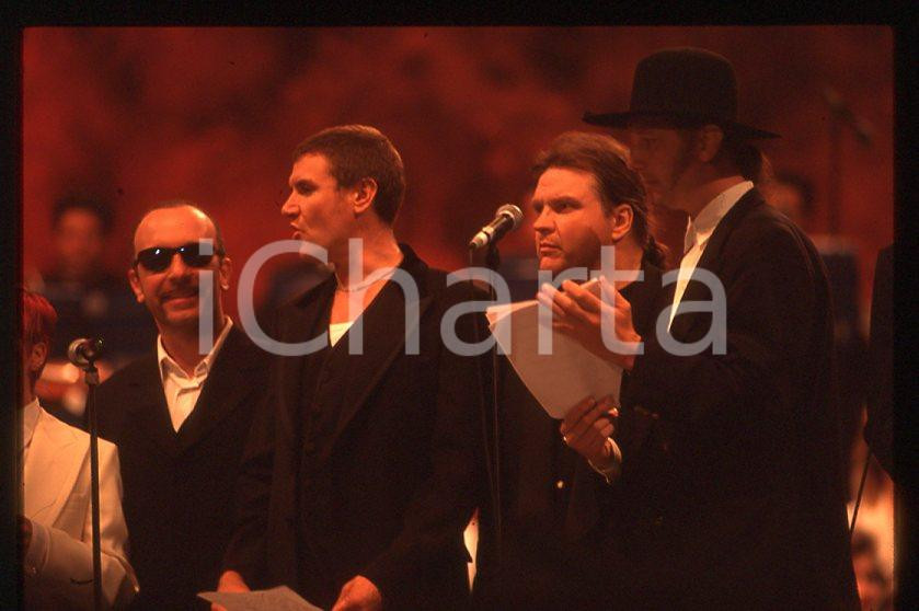 Simon LE BON - DURAN DURAN - ITALY 1990 ca *35 mm vintage slide Diapositiva d'epoca, in formato 35 mm.Per i diritti rivolgersi a ICharta.E' severamente vietata la riproduzione. Tutti i diritti sono riservati.ICharta mette in vendita, sul negozio eBay e in esclusiva sul sito "icharta" il proprio archivio composto da numerose diapositive e negativi fotografici d'epoca, tutti originali e autentici, che attraversano la storia del costume tra la fine degli anni Sessanta e Novanta.Si tratta di uno sguardo inedito sull'attualità, la politica, la vita quotidiana, il gossip e la cultura, che fotografa il cambiamento della nazione in quest'ultimo scorcio del XX secolo. Un'occasione unica per il mercato del collezionismo, che vede finalmente disponibile un archivio eccezionale per vastità, tematiche e condizioni, in un settore (il negativo fotografico e la diapositiva) di assoluta novità e dalle interessanti prospettive di investimento.  GOOD/buono   originale e autentica 1