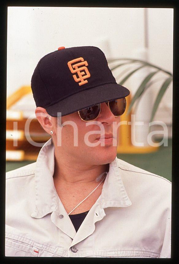 Simon LE BON - DURAN DURAN singer - GP MONACO 1995 ca *35 mm vintage slide (1) Diapositiva d'epoca, in formato 35 mm.Per i diritti rivolgersi a ICharta.E' severamente vietata la riproduzione. Tutti i diritti sono riservati.ICharta mette in vendita, sul negozio eBay e in esclusiva sul sito "icharta" il proprio archivio composto da numerose diapositive e negativi fotografici d'epoca, tutti originali e autentici, che attraversano la storia del costume tra la fine degli anni Sessanta e Novanta.Si tratta di uno sguardo inedito sull'attualità, la politica, la vita quotidiana, il gossip e la cultura, che fotografa il cambiamento della nazione in quest'ultimo scorcio del XX secolo. Un'occasione unica per il mercato del collezionismo, che vede finalmente disponibile un archivio eccezionale per vastità, tematiche e condizioni, in un settore (il negativo fotografico e la diapositiva) di assoluta novità e dalle interessanti prospettive di investimento.  GOOD/buono   originale e autentica 1