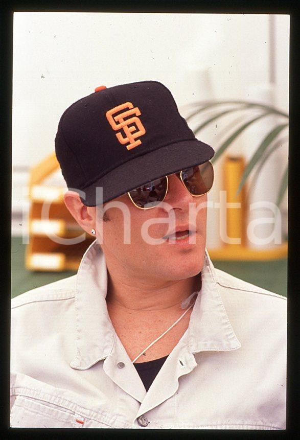 Simon LE BON - DURAN DURAN singer - GP MONACO 1995 ca *35 mm vintage slide (5) Diapositiva d'epoca, in formato 35 mm.Per i diritti rivolgersi a ICharta.E' severamente vietata la riproduzione. Tutti i diritti sono riservati.ICharta mette in vendita, sul negozio eBay e in esclusiva sul sito "icharta" il proprio archivio composto da numerose diapositive e negativi fotografici d'epoca, tutti originali e autentici, che attraversano la storia del costume tra la fine degli anni Sessanta e Novanta.Si tratta di uno sguardo inedito sull'attualità, la politica, la vita quotidiana, il gossip e la cultura, che fotografa il cambiamento della nazione in quest'ultimo scorcio del XX secolo. Un'occasione unica per il mercato del collezionismo, che vede finalmente disponibile un archivio eccezionale per vastità, tematiche e condizioni, in un settore (il negativo fotografico e la diapositiva) di assoluta novità e dalle interessanti prospettive di investimento.  GOOD/buono   originale e autentica 1