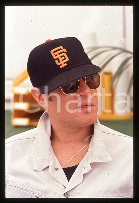 Simon LE BON - DURAN DURAN singer - GP MONACO 1995 ca *35 mm vintage slide (4) Diapositiva d'epoca, in formato 35 mm.Per i diritti rivolgersi a ICharta.E' severamente vietata la riproduzione. Tutti i diritti sono riservati.ICharta mette in vendita, sul negozio eBay e in esclusiva sul sito "icharta" il proprio archivio composto da numerose diapositive e negativi fotografici d'epoca, tutti originali e autentici, che attraversano la storia del costume tra la fine degli anni Sessanta e Novanta.Si tratta di uno sguardo inedito sull'attualità, la politica, la vita quotidiana, il gossip e la cultura, che fotografa il cambiamento della nazione in quest'ultimo scorcio del XX secolo. Un'occasione unica per il mercato del collezionismo, che vede finalmente disponibile un archivio eccezionale per vastità, tematiche e condizioni, in un settore (il negativo fotografico e la diapositiva) di assoluta novità e dalle interessanti prospettive di investimento.  GOOD/buono   originale e autentica 1