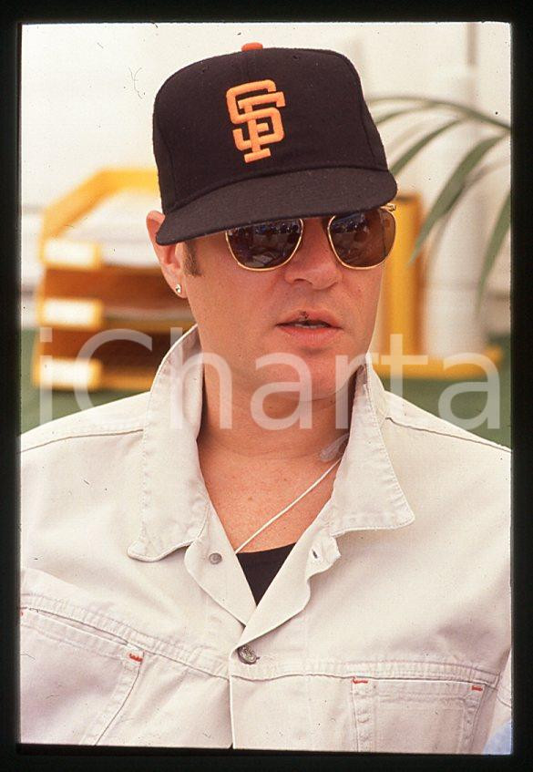 Simon LE BON - DURAN DURAN singer - GP MONACO 1995 ca *35 mm vintage slide (3) Diapositiva d'epoca, in formato 35 mm.Per i diritti rivolgersi a ICharta.E' severamente vietata la riproduzione. Tutti i diritti sono riservati.ICharta mette in vendita, sul negozio eBay e in esclusiva sul sito "icharta" il proprio archivio composto da numerose diapositive e negativi fotografici d'epoca, tutti originali e autentici, che attraversano la storia del costume tra la fine degli anni Sessanta e Novanta.Si tratta di uno sguardo inedito sull'attualità, la politica, la vita quotidiana, il gossip e la cultura, che fotografa il cambiamento della nazione in quest'ultimo scorcio del XX secolo. Un'occasione unica per il mercato del collezionismo, che vede finalmente disponibile un archivio eccezionale per vastità, tematiche e condizioni, in un settore (il negativo fotografico e la diapositiva) di assoluta novità e dalle interessanti prospettive di investimento.  GOOD/buono   originale e autentica 1