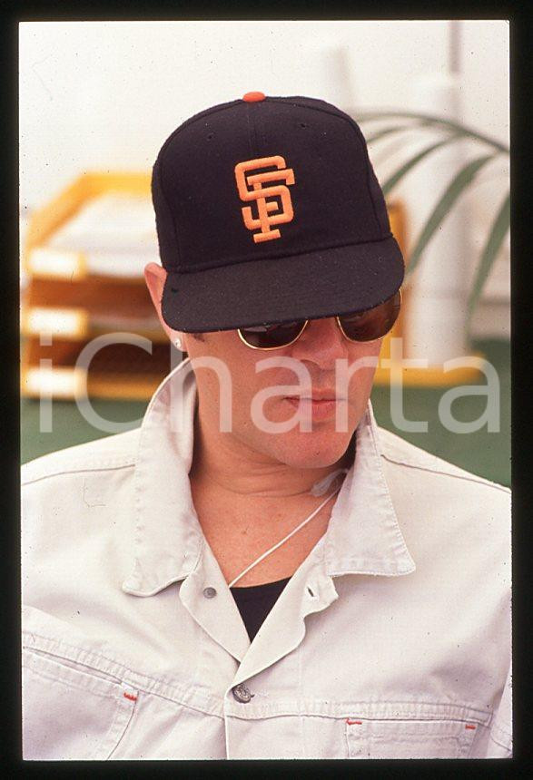Simon LE BON - DURAN DURAN singer - GP MONACO 1995 ca *35 mm vintage slide (2) Diapositiva d'epoca, in formato 35 mm.Per i diritti rivolgersi a ICharta.E' severamente vietata la riproduzione. Tutti i diritti sono riservati.ICharta mette in vendita, sul negozio eBay e in esclusiva sul sito "icharta" il proprio archivio composto da numerose diapositive e negativi fotografici d'epoca, tutti originali e autentici, che attraversano la storia del costume tra la fine degli anni Sessanta e Novanta.Si tratta di uno sguardo inedito sull'attualità, la politica, la vita quotidiana, il gossip e la cultura, che fotografa il cambiamento della nazione in quest'ultimo scorcio del XX secolo. Un'occasione unica per il mercato del collezionismo, che vede finalmente disponibile un archivio eccezionale per vastità, tematiche e condizioni, in un settore (il negativo fotografico e la diapositiva) di assoluta novità e dalle interessanti prospettive di investimento.  GOOD/buono   originale e autentica 1