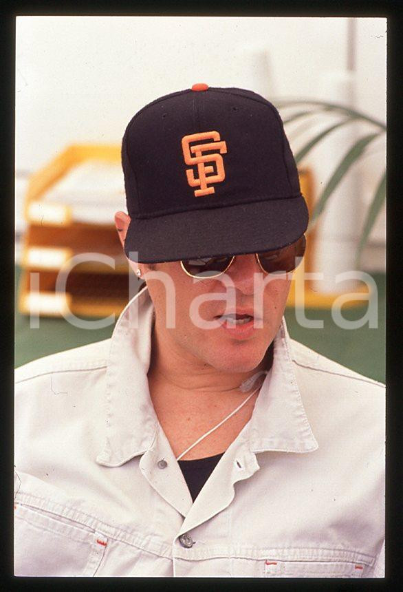 Simon LE BON - DURAN DURAN singer - GP MONACO 1995 ca *35 mm vintage slide (6) Diapositiva d'epoca, in formato 35 mm.Per i diritti rivolgersi a ICharta.E' severamente vietata la riproduzione. Tutti i diritti sono riservati.ICharta mette in vendita, sul negozio eBay e in esclusiva sul sito "icharta" il proprio archivio composto da numerose diapositive e negativi fotografici d'epoca, tutti originali e autentici, che attraversano la storia del costume tra la fine degli anni Sessanta e Novanta.Si tratta di uno sguardo inedito sull'attualità, la politica, la vita quotidiana, il gossip e la cultura, che fotografa il cambiamento della nazione in quest'ultimo scorcio del XX secolo. Un'occasione unica per il mercato del collezionismo, che vede finalmente disponibile un archivio eccezionale per vastità, tematiche e condizioni, in un settore (il negativo fotografico e la diapositiva) di assoluta novità e dalle interessanti prospettive di investimento.  GOOD/buono   originale e autentica 1