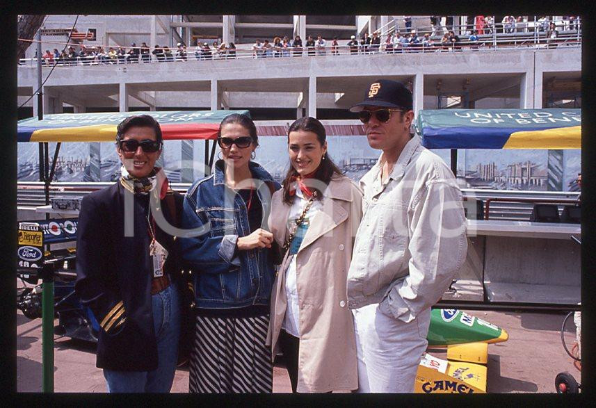 Simon LE BON (DURAN DURAN) Yasmin - GP MONACO 1995 ca *35 mm vintage slide (1) Diapositiva d'epoca, in formato 35 mm.Per i diritti rivolgersi a ICharta.E' severamente vietata la riproduzione. Tutti i diritti sono riservati.ICharta mette in vendita, sul negozio eBay e in esclusiva sul sito "icharta" il proprio archivio composto da numerose diapositive e negativi fotografici d'epoca, tutti originali e autentici, che attraversano la storia del costume tra la fine degli anni Sessanta e Novanta.Si tratta di uno sguardo inedito sull'attualità, la politica, la vita quotidiana, il gossip e la cultura, che fotografa il cambiamento della nazione in quest'ultimo scorcio del XX secolo. Un'occasione unica per il mercato del collezionismo, che vede finalmente disponibile un archivio eccezionale per vastità, tematiche e condizioni, in un settore (il negativo fotografico e la diapositiva) di assoluta novità e dalle interessanti prospettive di investimento.  GOOD/buono   originale e autentica 1