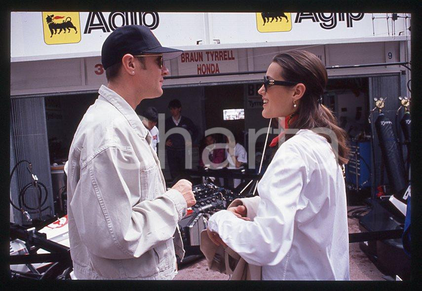 Simon LE BON (DURAN DURAN) Yasmin - GP MONACO 1995 ca *35 mm vintage slide (3) Diapositiva d'epoca, in formato 35 mm.Per i diritti rivolgersi a ICharta.E' severamente vietata la riproduzione. Tutti i diritti sono riservati.ICharta mette in vendita, sul negozio eBay e in esclusiva sul sito "icharta" il proprio archivio composto da numerose diapositive e negativi fotografici d'epoca, tutti originali e autentici, che attraversano la storia del costume tra la fine degli anni Sessanta e Novanta.Si tratta di uno sguardo inedito sull'attualità, la politica, la vita quotidiana, il gossip e la cultura, che fotografa il cambiamento della nazione in quest'ultimo scorcio del XX secolo. Un'occasione unica per il mercato del collezionismo, che vede finalmente disponibile un archivio eccezionale per vastità, tematiche e condizioni, in un settore (il negativo fotografico e la diapositiva) di assoluta novità e dalle interessanti prospettive di investimento.  GOOD/buono   originale e autentica 1