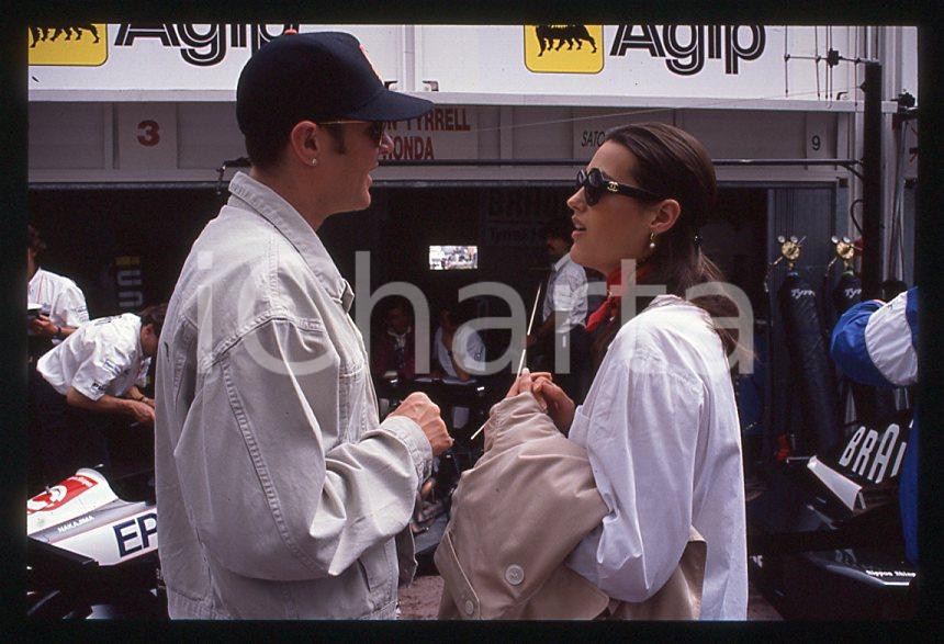 Simon LE BON (DURAN DURAN) Yasmin - GP MONACO 1995 ca *35 mm vintage slide (5) Diapositiva d'epoca, in formato 35 mm.Per i diritti rivolgersi a ICharta.E' severamente vietata la riproduzione. Tutti i diritti sono riservati.ICharta mette in vendita, sul negozio eBay e in esclusiva sul sito "icharta" il proprio archivio composto da numerose diapositive e negativi fotografici d'epoca, tutti originali e autentici, che attraversano la storia del costume tra la fine degli anni Sessanta e Novanta.Si tratta di uno sguardo inedito sull'attualità, la politica, la vita quotidiana, il gossip e la cultura, che fotografa il cambiamento della nazione in quest'ultimo scorcio del XX secolo. Un'occasione unica per il mercato del collezionismo, che vede finalmente disponibile un archivio eccezionale per vastità, tematiche e condizioni, in un settore (il negativo fotografico e la diapositiva) di assoluta novità e dalle interessanti prospettive di investimento.  GOOD/buono   originale e autentica 1
