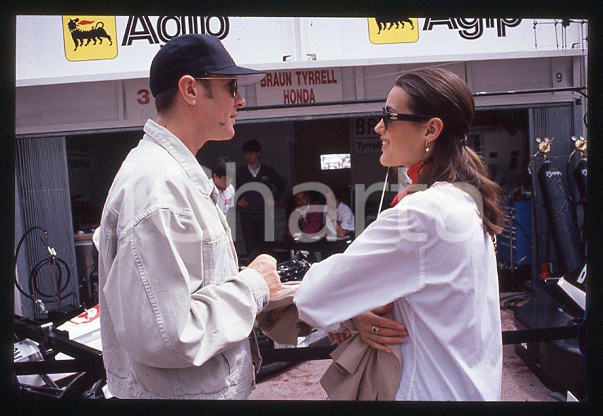 Simon LE BON (DURAN DURAN) Yasmin - GP MONACO 1995 ca *35 mm vintage slide (4) Diapositiva d'epoca, in formato 35 mm.Per i diritti rivolgersi a ICharta.E' severamente vietata la riproduzione. Tutti i diritti sono riservati.ICharta mette in vendita, sul negozio eBay e in esclusiva sul sito "icharta" il proprio archivio composto da numerose diapositive e negativi fotografici d'epoca, tutti originali e autentici, che attraversano la storia del costume tra la fine degli anni Sessanta e Novanta.Si tratta di uno sguardo inedito sull'attualità, la politica, la vita quotidiana, il gossip e la cultura, che fotografa il cambiamento della nazione in quest'ultimo scorcio del XX secolo. Un'occasione unica per il mercato del collezionismo, che vede finalmente disponibile un archivio eccezionale per vastità, tematiche e condizioni, in un settore (il negativo fotografico e la diapositiva) di assoluta novità e dalle interessanti prospettive di investimento.  GOOD/buono   originale e autentica 1