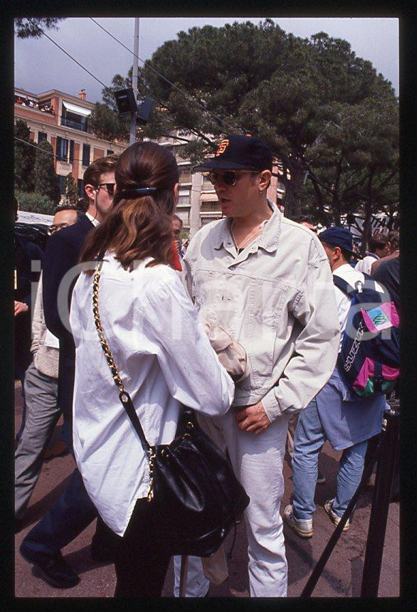 Simon LE BON (DURAN DURAN) Yasmin - GP MONACO 1995 ca *35 mm vintage slide (6) Diapositiva d'epoca, in formato 35 mm.Per i diritti rivolgersi a ICharta.E' severamente vietata la riproduzione. Tutti i diritti sono riservati.ICharta mette in vendita, sul negozio eBay e in esclusiva sul sito "icharta" il proprio archivio composto da numerose diapositive e negativi fotografici d'epoca, tutti originali e autentici, che attraversano la storia del costume tra la fine degli anni Sessanta e Novanta.Si tratta di uno sguardo inedito sull'attualità, la politica, la vita quotidiana, il gossip e la cultura, che fotografa il cambiamento della nazione in quest'ultimo scorcio del XX secolo. Un'occasione unica per il mercato del collezionismo, che vede finalmente disponibile un archivio eccezionale per vastità, tematiche e condizioni, in un settore (il negativo fotografico e la diapositiva) di assoluta novità e dalle interessanti prospettive di investimento.  GOOD/buono   originale e autentica 1