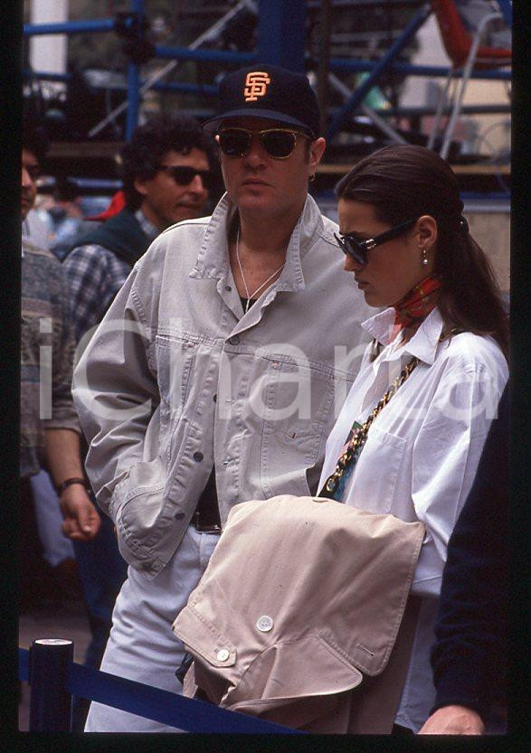 Simon LE BON (DURAN DURAN) Yasmin - GP MONACO 1995 ca *35 mm vintage slide (9) Diapositiva d'epoca, in formato 35 mm.Per i diritti rivolgersi a ICharta.E' severamente vietata la riproduzione. Tutti i diritti sono riservati.ICharta mette in vendita, sul negozio eBay e in esclusiva sul sito "icharta" il proprio archivio composto da numerose diapositive e negativi fotografici d'epoca, tutti originali e autentici, che attraversano la storia del costume tra la fine degli anni Sessanta e Novanta.Si tratta di uno sguardo inedito sull'attualità, la politica, la vita quotidiana, il gossip e la cultura, che fotografa il cambiamento della nazione in quest'ultimo scorcio del XX secolo. Un'occasione unica per il mercato del collezionismo, che vede finalmente disponibile un archivio eccezionale per vastità, tematiche e condizioni, in un settore (il negativo fotografico e la diapositiva) di assoluta novità e dalle interessanti prospettive di investimento.  GOOD/buono   originale e autentica 1