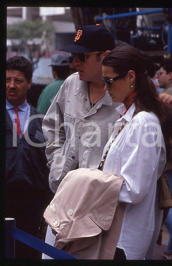 Simon LE BON (DURAN DURAN) Yasmin - GP MONACO 1995 ca *35 mm vintage slide (8) Diapositiva d'epoca, in formato 35 mm.Per i diritti rivolgersi a ICharta.E' severamente vietata la riproduzione. Tutti i diritti sono riservati.ICharta mette in vendita, sul negozio eBay e in esclusiva sul sito "icharta" il proprio archivio composto da numerose diapositive e negativi fotografici d'epoca, tutti originali e autentici, che attraversano la storia del costume tra la fine degli anni Sessanta e Novanta.Si tratta di uno sguardo inedito sull'attualità, la politica, la vita quotidiana, il gossip e la cultura, che fotografa il cambiamento della nazione in quest'ultimo scorcio del XX secolo. Un'occasione unica per il mercato del collezionismo, che vede finalmente disponibile un archivio eccezionale per vastità, tematiche e condizioni, in un settore (il negativo fotografico e la diapositiva) di assoluta novità e dalle interessanti prospettive di investimento.  GOOD/buono   originale e autentica 1