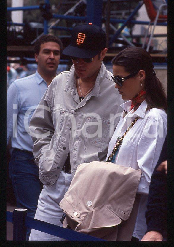 Simon LE BON (DURAN DURAN) Yasmin - GP MONACO 1995 ca *35 mm vintage slide (10) Diapositiva d'epoca, in formato 35 mm.Per i diritti rivolgersi a ICharta.E' severamente vietata la riproduzione. Tutti i diritti sono riservati.ICharta mette in vendita, sul negozio eBay e in esclusiva sul sito "icharta" il proprio archivio composto da numerose diapositive e negativi fotografici d'epoca, tutti originali e autentici, che attraversano la storia del costume tra la fine degli anni Sessanta e Novanta.Si tratta di uno sguardo inedito sull'attualità, la politica, la vita quotidiana, il gossip e la cultura, che fotografa il cambiamento della nazione in quest'ultimo scorcio del XX secolo. Un'occasione unica per il mercato del collezionismo, che vede finalmente disponibile un archivio eccezionale per vastità, tematiche e condizioni, in un settore (il negativo fotografico e la diapositiva) di assoluta novità e dalle interessanti prospettive di investimento.  GOOD/buono   originale e autentica 1