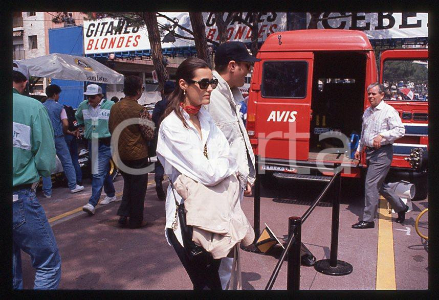 Simon LE BON (DURAN DURAN) Yasmin - GP MONACO 1995 ca *35 mm vintage slide (12) Diapositiva d'epoca, in formato 35 mm.Per i diritti rivolgersi a ICharta.E' severamente vietata la riproduzione. Tutti i diritti sono riservati.ICharta mette in vendita, sul negozio eBay e in esclusiva sul sito "icharta" il proprio archivio composto da numerose diapositive e negativi fotografici d'epoca, tutti originali e autentici, che attraversano la storia del costume tra la fine degli anni Sessanta e Novanta.Si tratta di uno sguardo inedito sull'attualità, la politica, la vita quotidiana, il gossip e la cultura, che fotografa il cambiamento della nazione in quest'ultimo scorcio del XX secolo. Un'occasione unica per il mercato del collezionismo, che vede finalmente disponibile un archivio eccezionale per vastità, tematiche e condizioni, in un settore (il negativo fotografico e la diapositiva) di assoluta novità e dalle interessanti prospettive di investimento.  GOOD/buono   originale e autentica 1