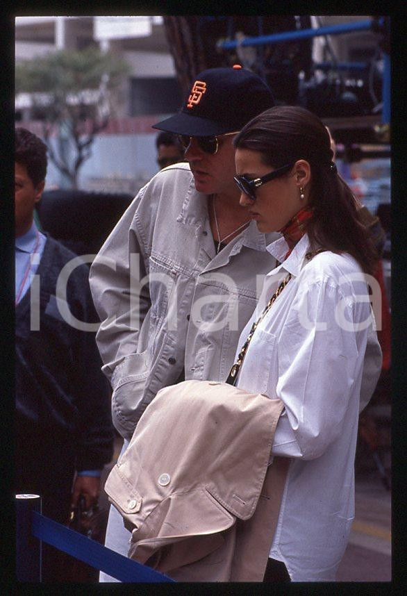 Simon LE BON (DURAN DURAN) Yasmin - GP MONACO 1995 ca *35 mm vintage slide (13) Diapositiva d'epoca, in formato 35 mm.Per i diritti rivolgersi a ICharta.E' severamente vietata la riproduzione. Tutti i diritti sono riservati.ICharta mette in vendita, sul negozio eBay e in esclusiva sul sito "icharta" il proprio archivio composto da numerose diapositive e negativi fotografici d'epoca, tutti originali e autentici, che attraversano la storia del costume tra la fine degli anni Sessanta e Novanta.Si tratta di uno sguardo inedito sull'attualità, la politica, la vita quotidiana, il gossip e la cultura, che fotografa il cambiamento della nazione in quest'ultimo scorcio del XX secolo. Un'occasione unica per il mercato del collezionismo, che vede finalmente disponibile un archivio eccezionale per vastità, tematiche e condizioni, in un settore (il negativo fotografico e la diapositiva) di assoluta novità e dalle interessanti prospettive di investimento.  GOOD/buono   originale e autentica 1