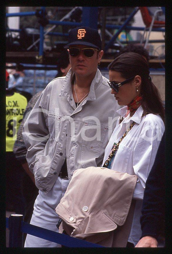 Simon LE BON (DURAN DURAN) Yasmin - GP MONACO 1995 ca *35 mm vintage slide (14) Diapositiva d'epoca, in formato 35 mm.Per i diritti rivolgersi a ICharta.E' severamente vietata la riproduzione. Tutti i diritti sono riservati.ICharta mette in vendita, sul negozio eBay e in esclusiva sul sito "icharta" il proprio archivio composto da numerose diapositive e negativi fotografici d'epoca, tutti originali e autentici, che attraversano la storia del costume tra la fine degli anni Sessanta e Novanta.Si tratta di uno sguardo inedito sull'attualità, la politica, la vita quotidiana, il gossip e la cultura, che fotografa il cambiamento della nazione in quest'ultimo scorcio del XX secolo. Un'occasione unica per il mercato del collezionismo, che vede finalmente disponibile un archivio eccezionale per vastità, tematiche e condizioni, in un settore (il negativo fotografico e la diapositiva) di assoluta novità e dalle interessanti prospettive di investimento.  GOOD/buono   originale e autentica 1