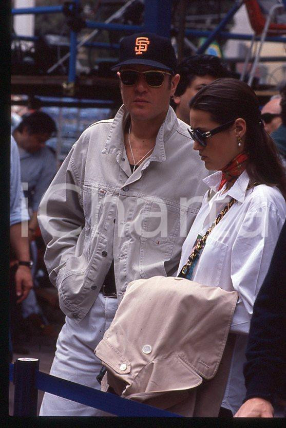 Simon LE BON (DURAN DURAN) Yasmin - GP MONACO 1995 ca *35 mm vintage slide (18) Diapositiva d'epoca, in formato 35 mm.Per i diritti rivolgersi a ICharta.E' severamente vietata la riproduzione. Tutti i diritti sono riservati.ICharta mette in vendita, sul negozio eBay e in esclusiva sul sito "icharta" il proprio archivio composto da numerose diapositive e negativi fotografici d'epoca, tutti originali e autentici, che attraversano la storia del costume tra la fine degli anni Sessanta e Novanta.Si tratta di uno sguardo inedito sull'attualità, la politica, la vita quotidiana, il gossip e la cultura, che fotografa il cambiamento della nazione in quest'ultimo scorcio del XX secolo. Un'occasione unica per il mercato del collezionismo, che vede finalmente disponibile un archivio eccezionale per vastità, tematiche e condizioni, in un settore (il negativo fotografico e la diapositiva) di assoluta novità e dalle interessanti prospettive di investimento.  GOOD/buono   originale e autentica 1