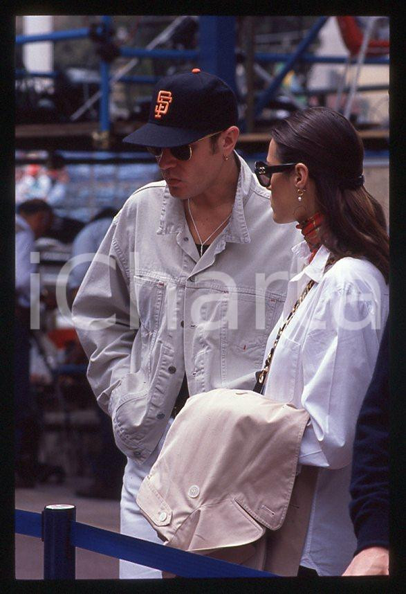 Simon LE BON (DURAN DURAN) Yasmin - GP MONACO 1995 ca *35 mm vintage slide (20) Diapositiva d'epoca, in formato 35 mm.Per i diritti rivolgersi a ICharta.E' severamente vietata la riproduzione. Tutti i diritti sono riservati.ICharta mette in vendita, sul negozio eBay e in esclusiva sul sito "icharta" il proprio archivio composto da numerose diapositive e negativi fotografici d'epoca, tutti originali e autentici, che attraversano la storia del costume tra la fine degli anni Sessanta e Novanta.Si tratta di uno sguardo inedito sull'attualità, la politica, la vita quotidiana, il gossip e la cultura, che fotografa il cambiamento della nazione in quest'ultimo scorcio del XX secolo. Un'occasione unica per il mercato del collezionismo, che vede finalmente disponibile un archivio eccezionale per vastità, tematiche e condizioni, in un settore (il negativo fotografico e la diapositiva) di assoluta novità e dalle interessanti prospettive di investimento.  GOOD/buono   originale e autentica 1