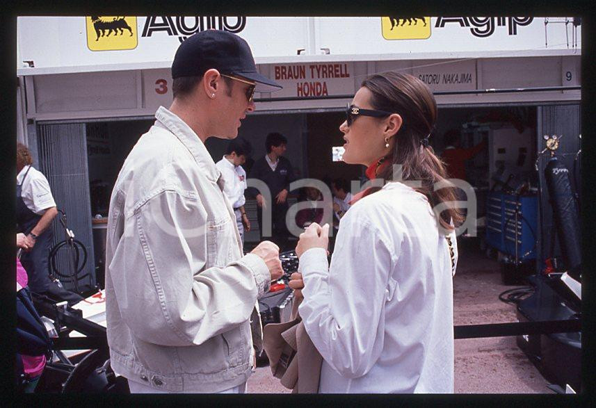 Simon LE BON (DURAN DURAN) Yasmin - GP MONACO 1995 ca *35 mm vintage slide (19) Diapositiva d'epoca, in formato 35 mm.Per i diritti rivolgersi a ICharta.E' severamente vietata la riproduzione. Tutti i diritti sono riservati.ICharta mette in vendita, sul negozio eBay e in esclusiva sul sito "icharta" il proprio archivio composto da numerose diapositive e negativi fotografici d'epoca, tutti originali e autentici, che attraversano la storia del costume tra la fine degli anni Sessanta e Novanta.Si tratta di uno sguardo inedito sull'attualità, la politica, la vita quotidiana, il gossip e la cultura, che fotografa il cambiamento della nazione in quest'ultimo scorcio del XX secolo. Un'occasione unica per il mercato del collezionismo, che vede finalmente disponibile un archivio eccezionale per vastità, tematiche e condizioni, in un settore (il negativo fotografico e la diapositiva) di assoluta novità e dalle interessanti prospettive di investimento.  GOOD/buono   originale e autentica 1