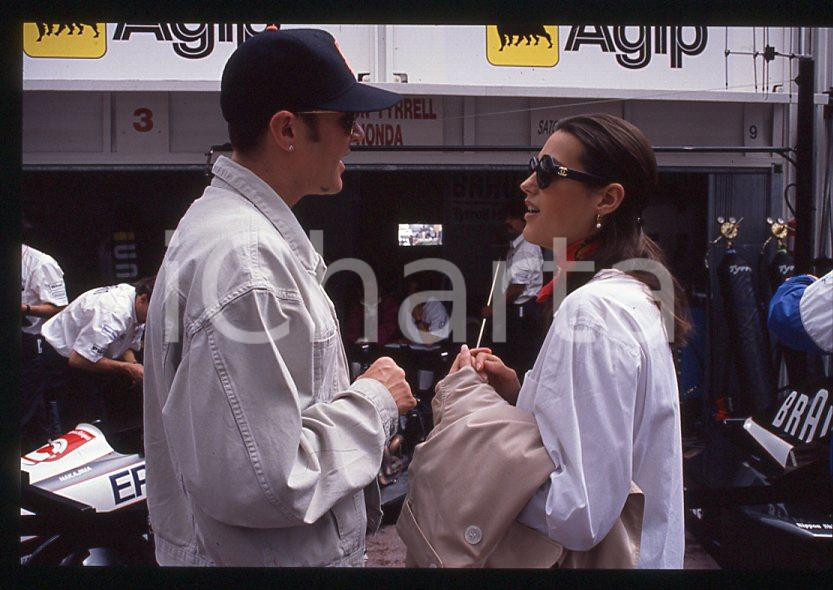 Simon LE BON (DURAN DURAN) Yasmin - GP MONACO 1995 ca *35 mm vintage slide (23) Diapositiva d'epoca, in formato 35 mm.Per i diritti rivolgersi a ICharta.E' severamente vietata la riproduzione. Tutti i diritti sono riservati.ICharta mette in vendita, sul negozio eBay e in esclusiva sul sito "icharta" il proprio archivio composto da numerose diapositive e negativi fotografici d'epoca, tutti originali e autentici, che attraversano la storia del costume tra la fine degli anni Sessanta e Novanta.Si tratta di uno sguardo inedito sull'attualità, la politica, la vita quotidiana, il gossip e la cultura, che fotografa il cambiamento della nazione in quest'ultimo scorcio del XX secolo. Un'occasione unica per il mercato del collezionismo, che vede finalmente disponibile un archivio eccezionale per vastità, tematiche e condizioni, in un settore (il negativo fotografico e la diapositiva) di assoluta novità e dalle interessanti prospettive di investimento.  GOOD/buono   originale e autentica 1
